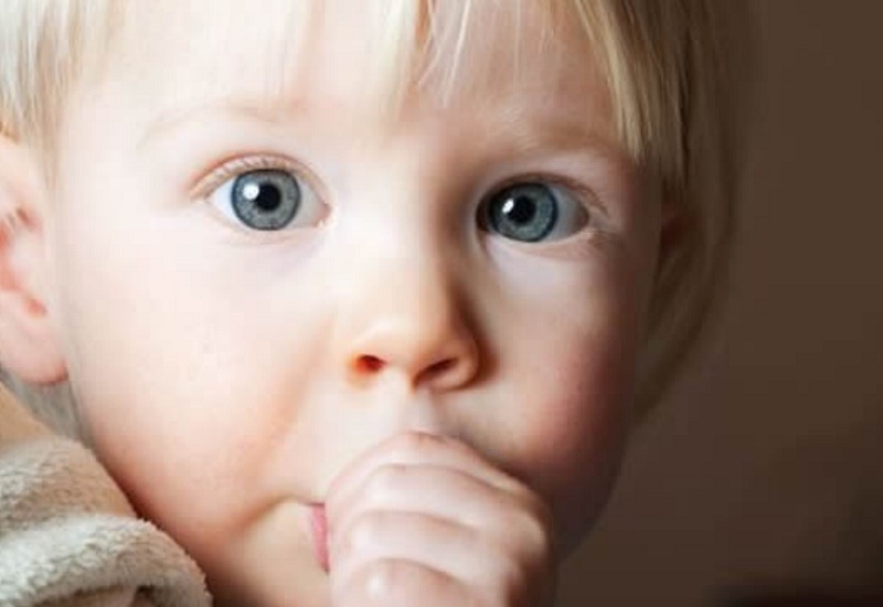 راه های جلوگیری از مکیدن انگشت کودک 2 مکیدن انگشت کودک 2